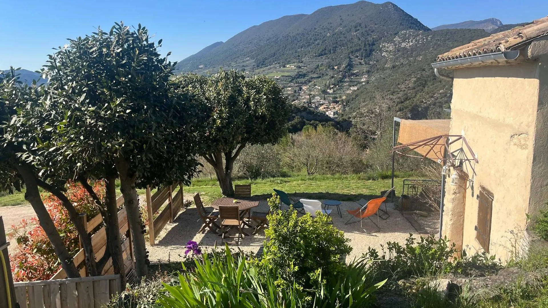 בית נופש הוילה ניונס Cabanon Entoure De Montagnes Et D'Oliviers צרפת